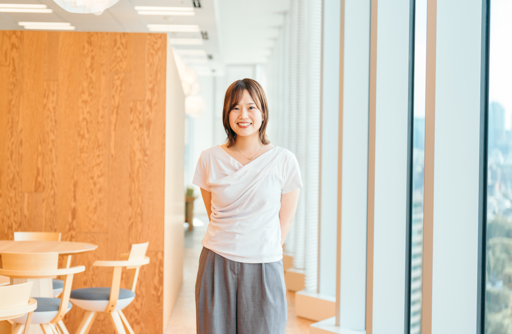 菅沼那菜さんのインタビュー記事の写真です。菅沼さんが正面を向いて写っています。